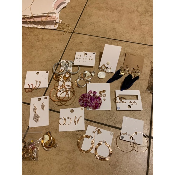 I’m selling this entire box I got full of jewelry! - Picture 4 of 8